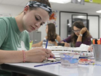 students drawing in the Center for Creativity